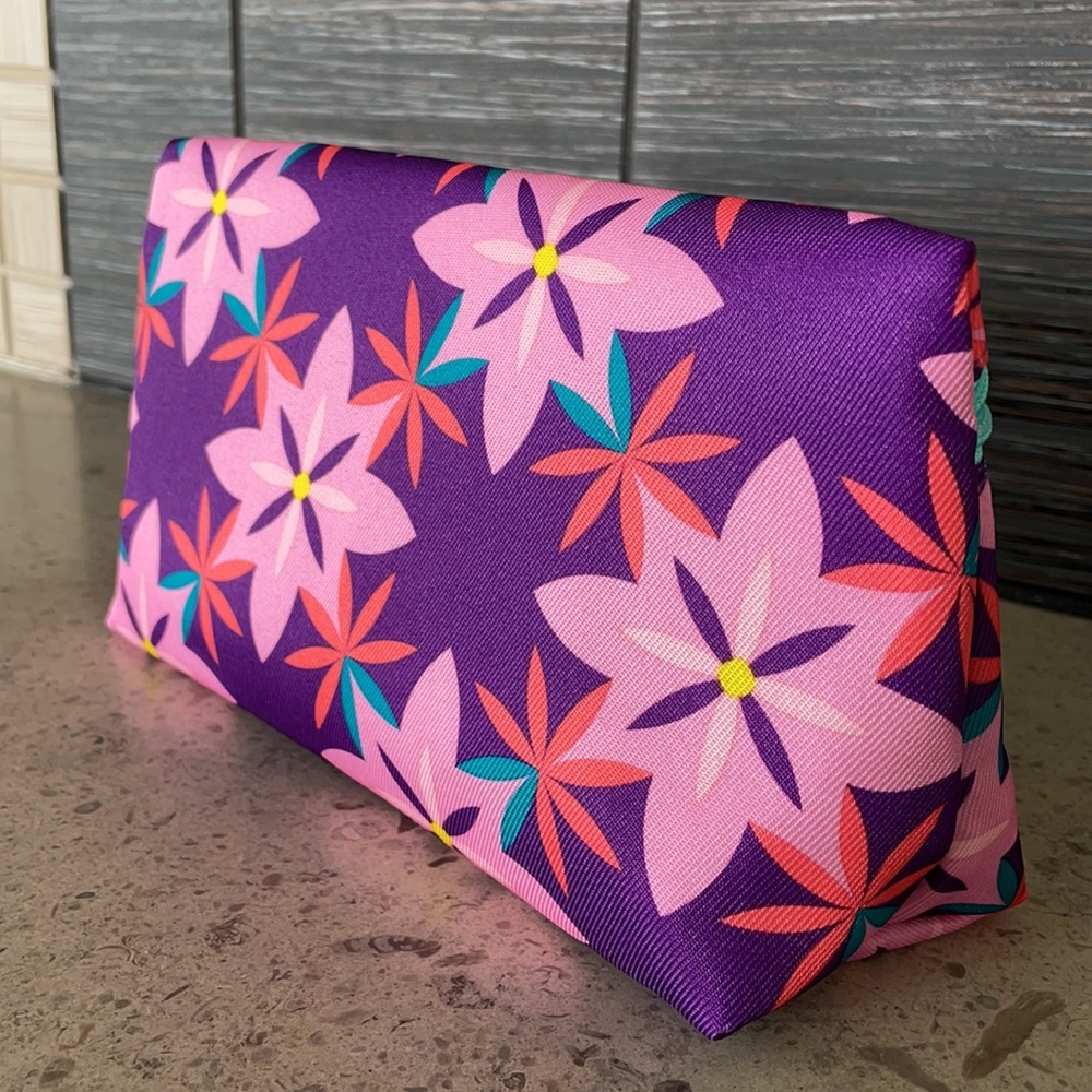 Clinique Makeup Bag & Makeup Remover bonus bottle - Picture 6 of 9